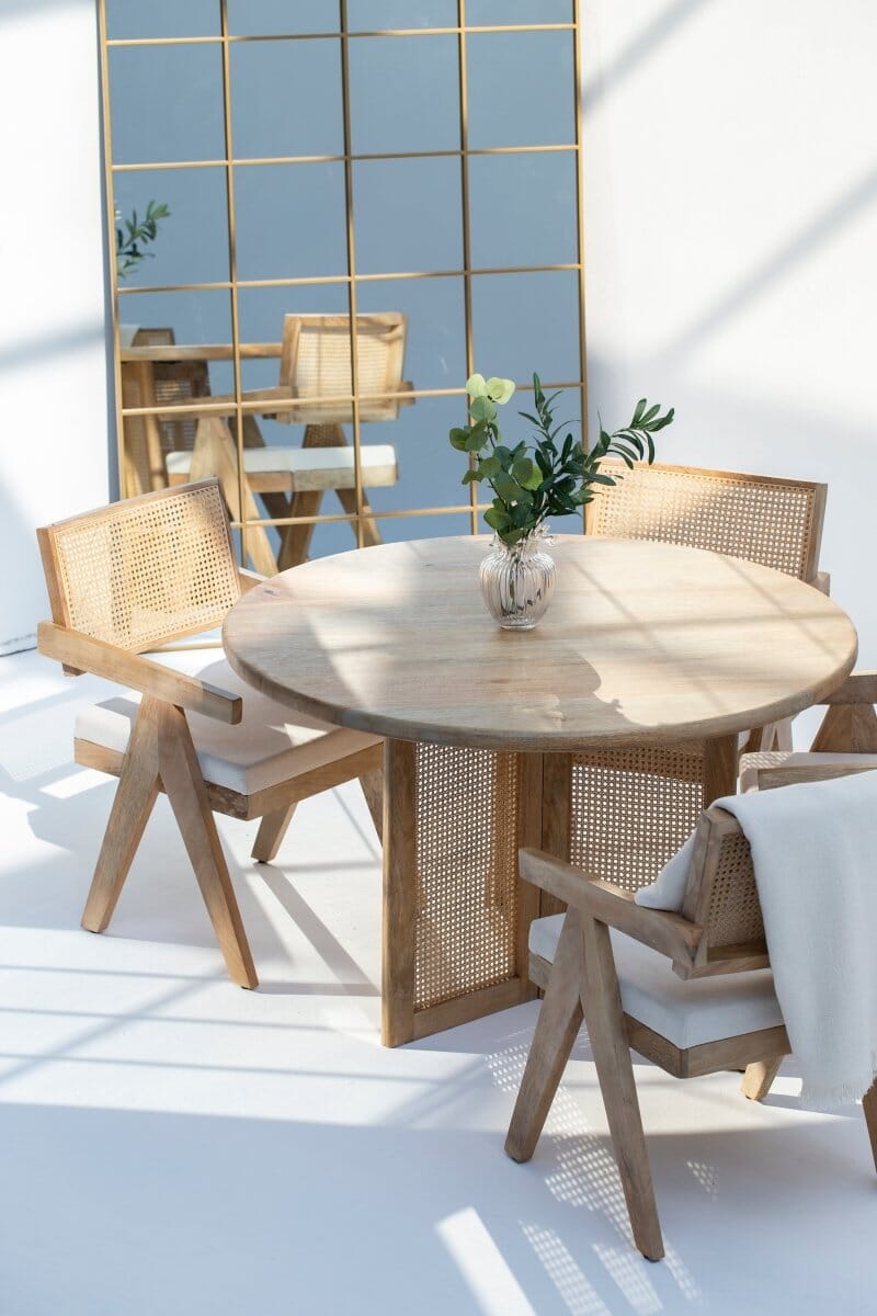 Dublin Harmony Table de salle à manger ronde en bois avec pieds croisés en rotin - Homeclara