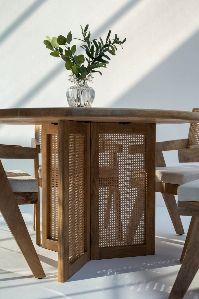 Dublin Harmony Table de salle à manger ronde en bois avec pieds croisés en rotin - Homeclara